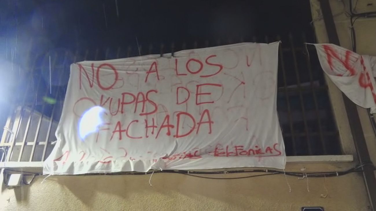 Una vecina de Velilla de San Antonio coloca una lona en su fachada para que no instalen el Internet