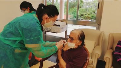 Madrid estudia a qué grupos de población irán dirigidas las vacunas de AstraZeneca