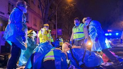 Muere un repartidor al chocar su motocicleta contra un camión de la basura en Arganzuela