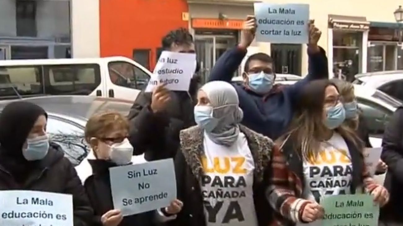 Profesores entregan firmas a Educación para que vuelva la luz a Cañada Real