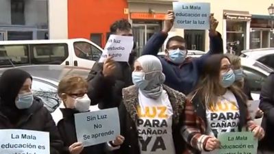 Profesores entregan firmas a Educación para que vuelva la luz a Cañada Real