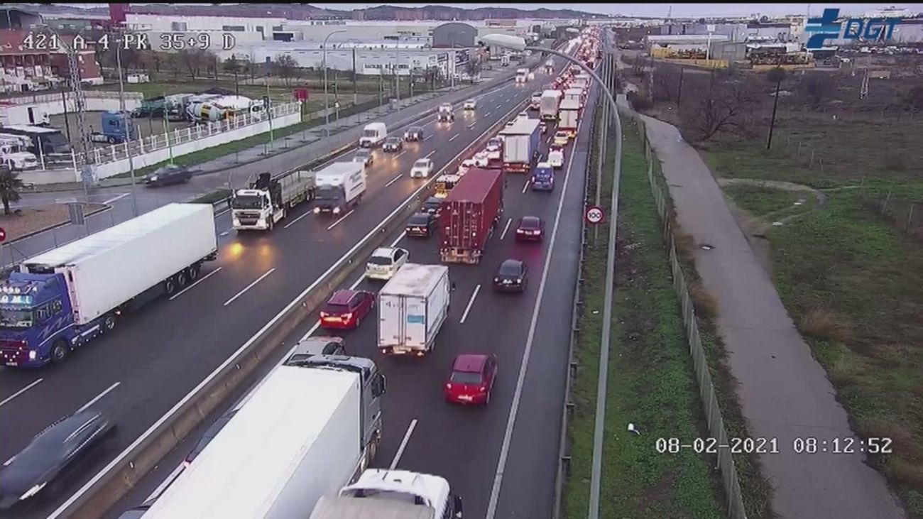 La lluvia complica el tráfico en Madrid con retenciones en todas las entradas a la capital