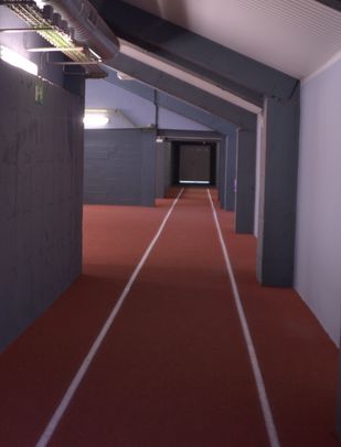 Pista de calentamiento bajo las gradas / AYTO LEGANÉS