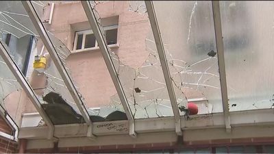 Un techo de cristal sin reparar en un edificio del IVIMA en Carabanchel pone en peligro a los vecinos
