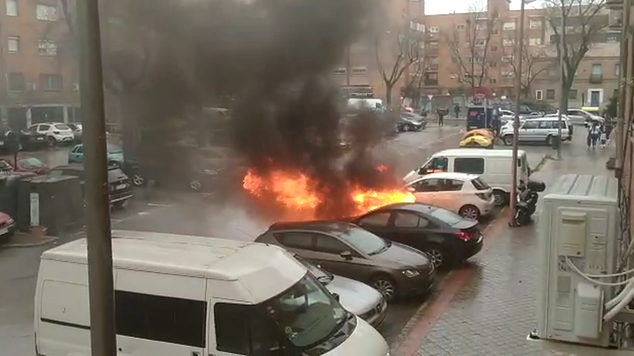 Susto en San Blas por un coche ardiendo que provocó una gran columna de humo