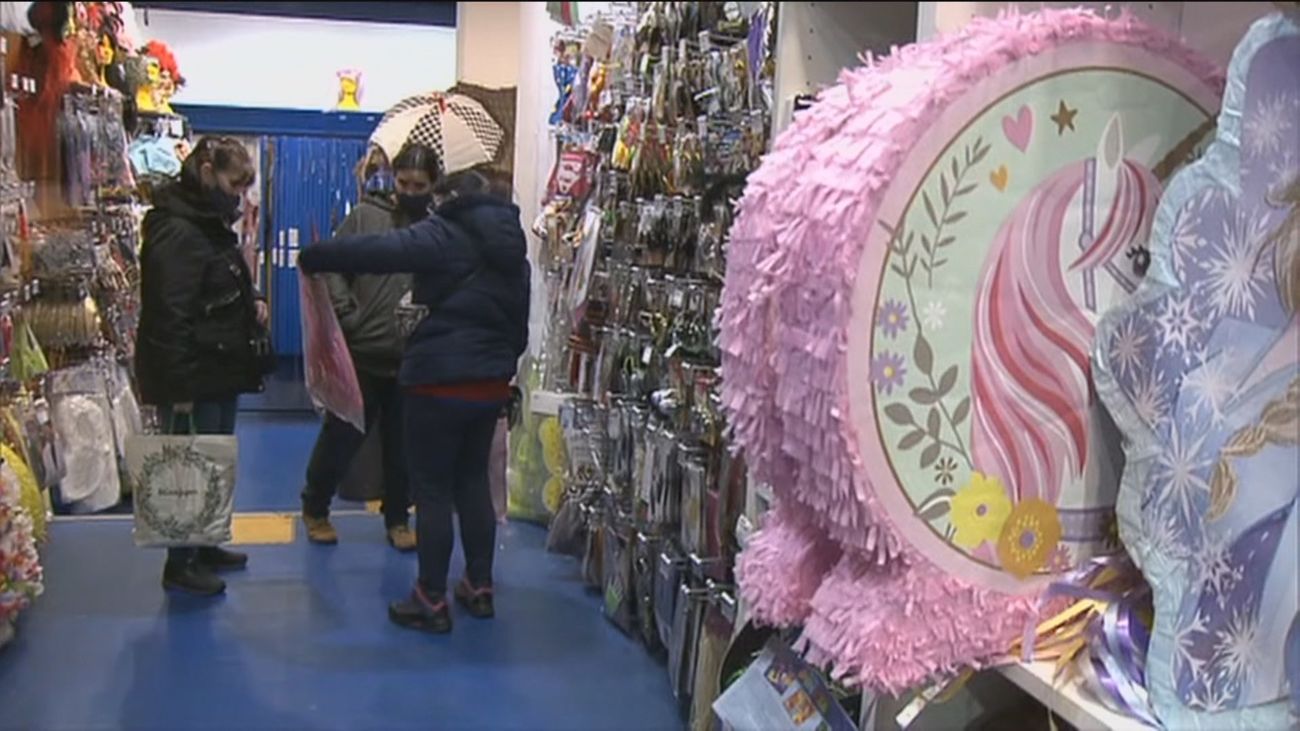 Las mascarillas ponen en crisis al sector de los disfraces y máscaras tras la suspensión del carnaval