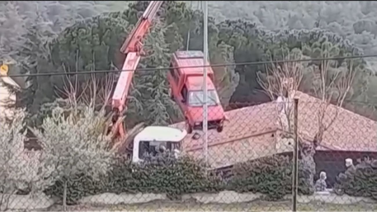 Conduce sin carnet y empotra su coche en una casa de Valdemaqueda