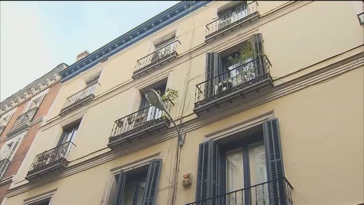 Vecinos de Sol y del barrio de Las Letras denuncian a once pisos turísticos por no controlar fiestas ilegales