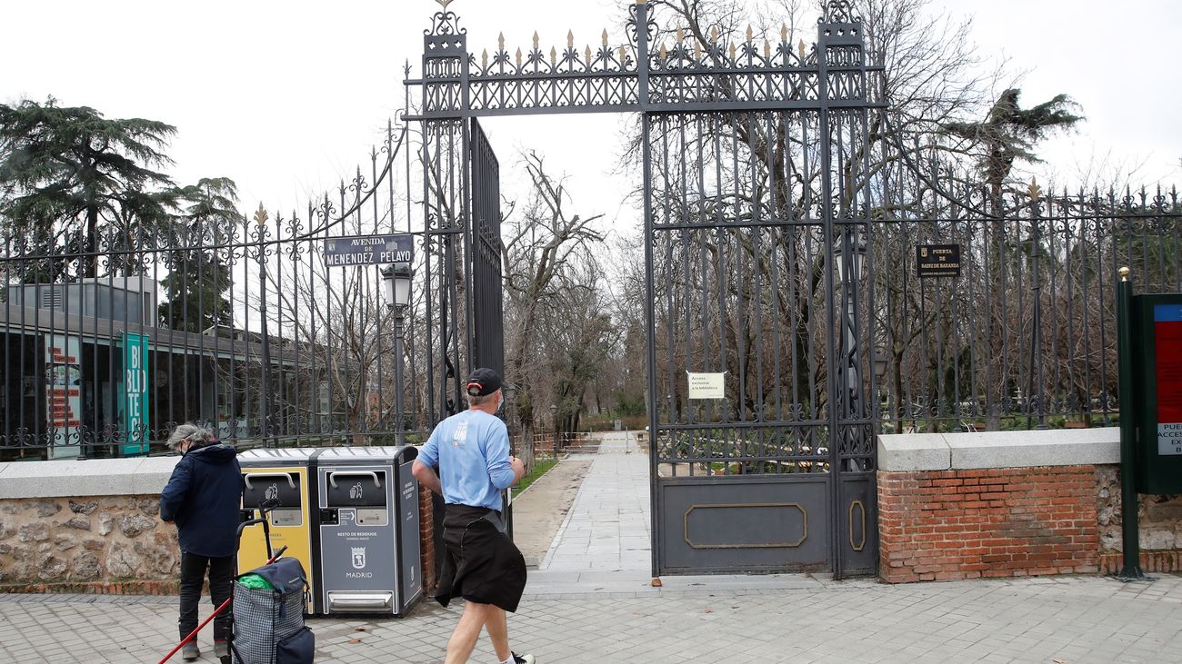 Vista de la puerta de entrada del Alcalde Sáinz de Baranda al parque del Retiro