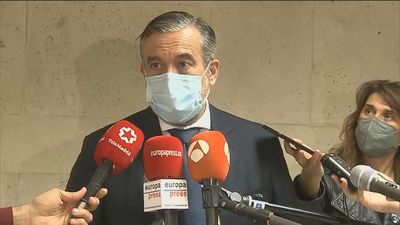 Enrique López dice que no se plantea dimitir y que se limitó a presentar a dos conocidos