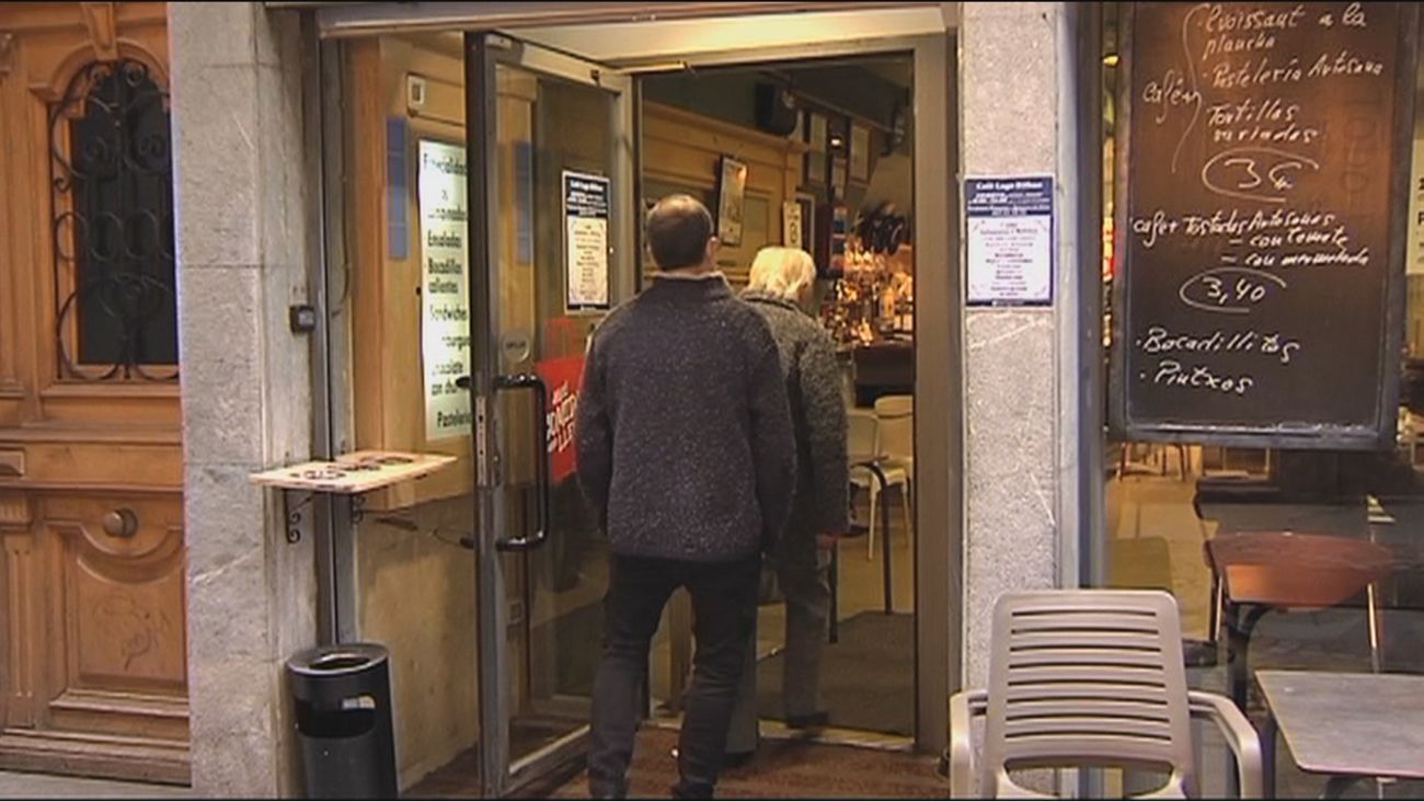 La reapertura de los bares por decisión judicial enfada al Gobierno vasco y reconforta a la hostelería