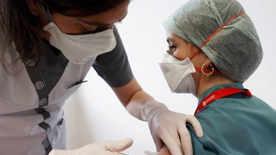 Policías, bomberos, profesores... ¿a quién vacunar ahora?