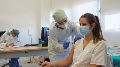 Madrid pedirá en el Consejo Interterritorial poder vacunar con AstraZeneca a la franja de 55-65 años