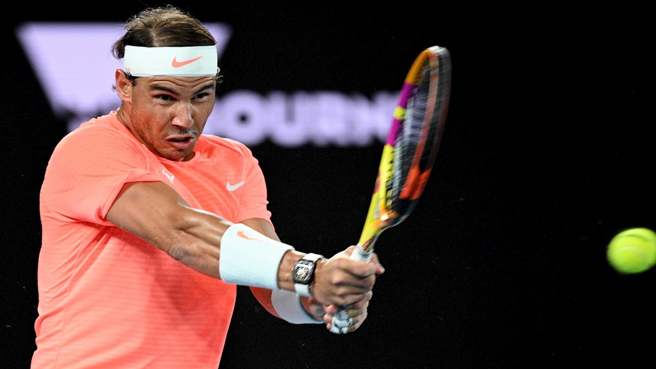 Nadal avanza en Australia con un práctico saque y tras recibir una 'peineta'