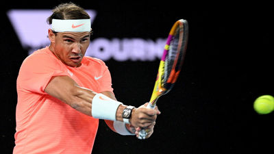 Nadal avanza en Australia con un práctico saque y tras recibir una 'peineta'