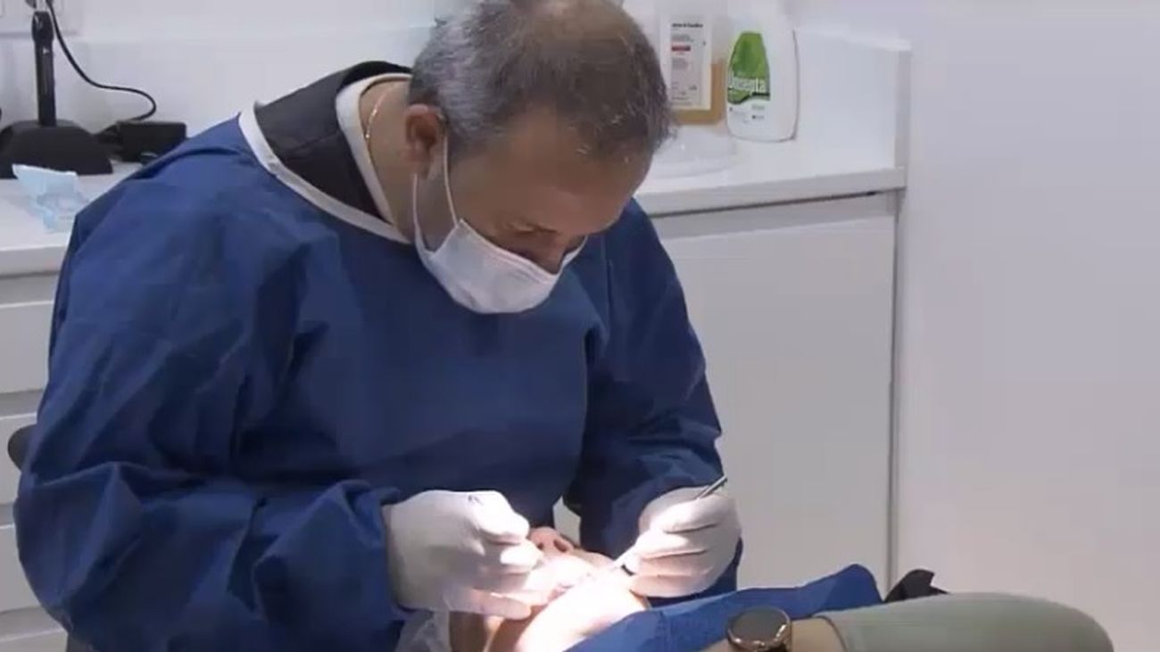 Los colectivos sanitarios de segunda fila ya conocen la vacuna que recibirán en Madrid, pero no la fecha