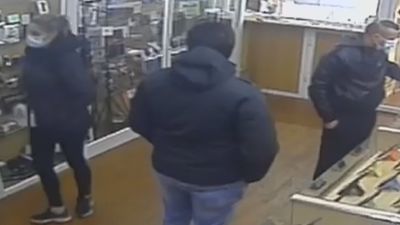 Una pareja roba en una tienda de Móstoles móviles por valor de 840 euros