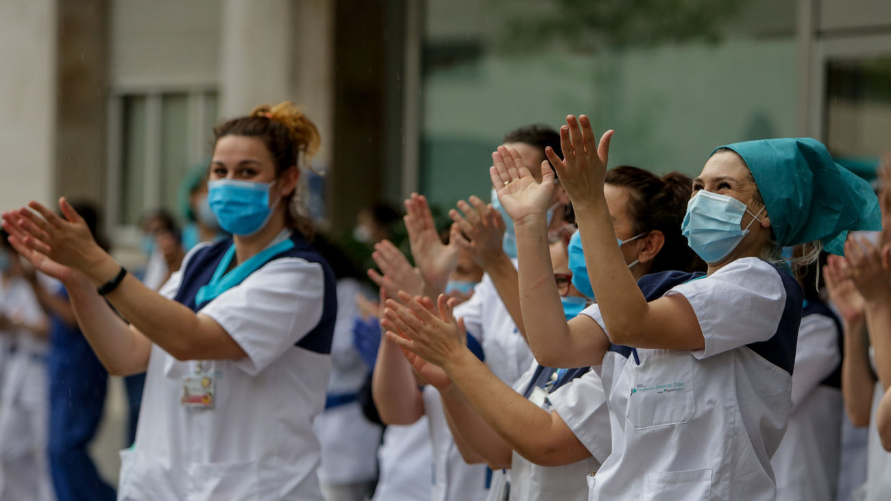 Sanitarios participando en un homenaje en la lucha contra la pandemia