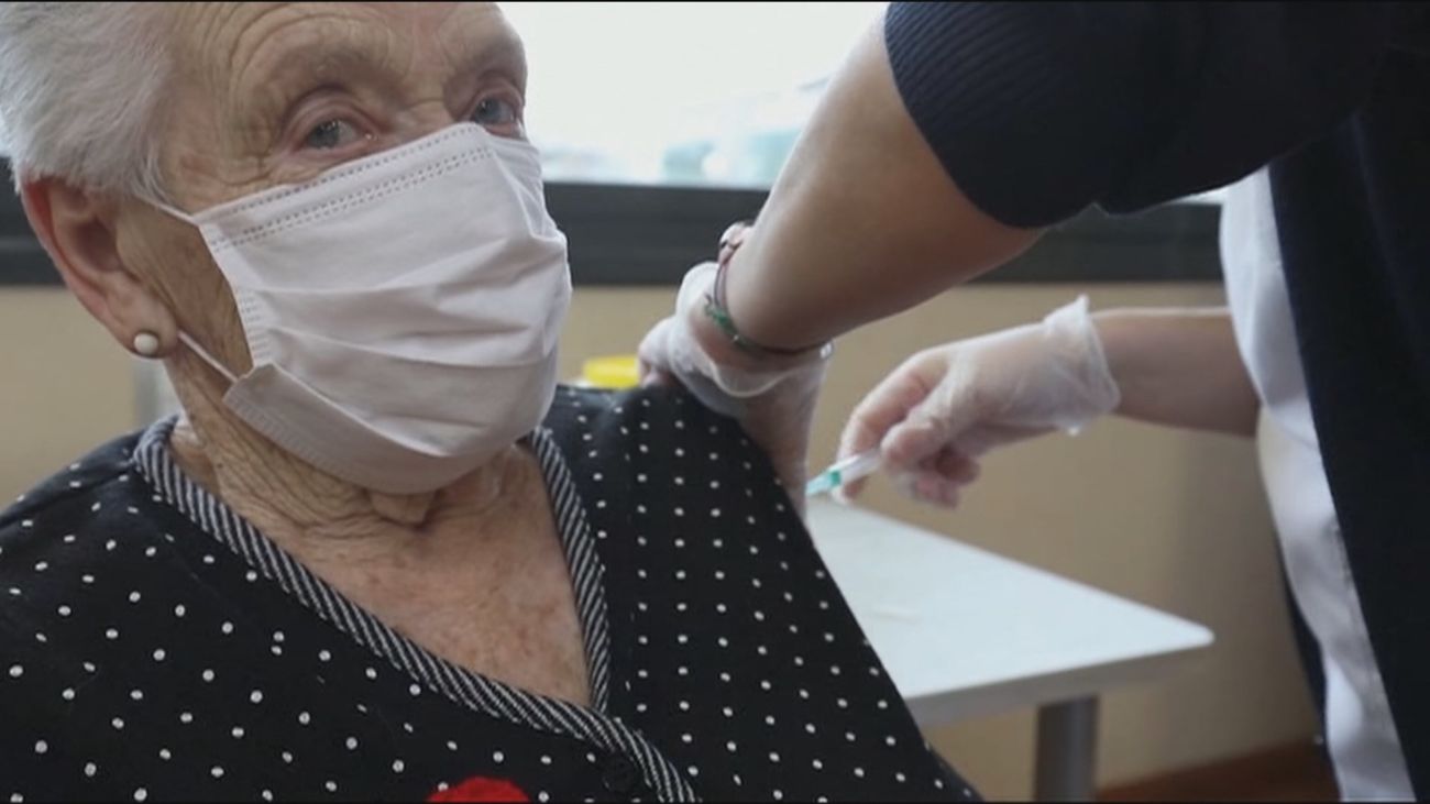 El 95% de los mayores en residencias madrileñas ya han recibido la vacunación completa