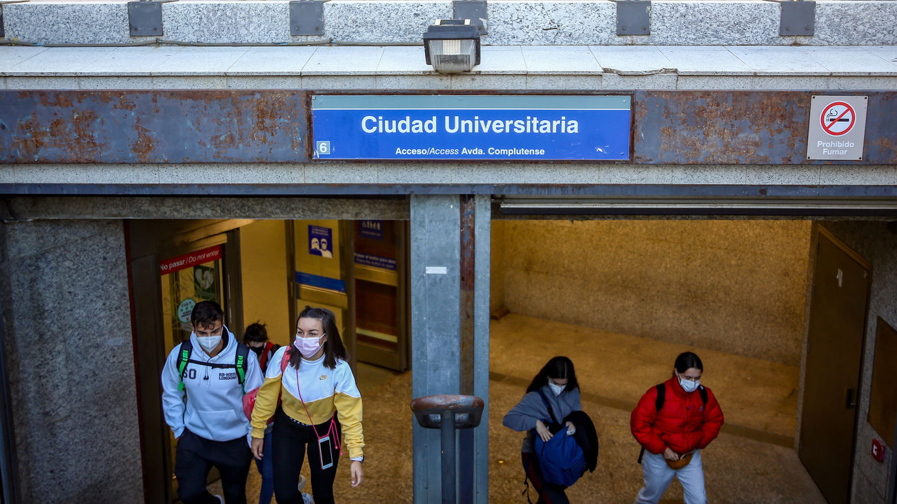 Estudiantes en la estación de Metro de Ciudad Universitaria