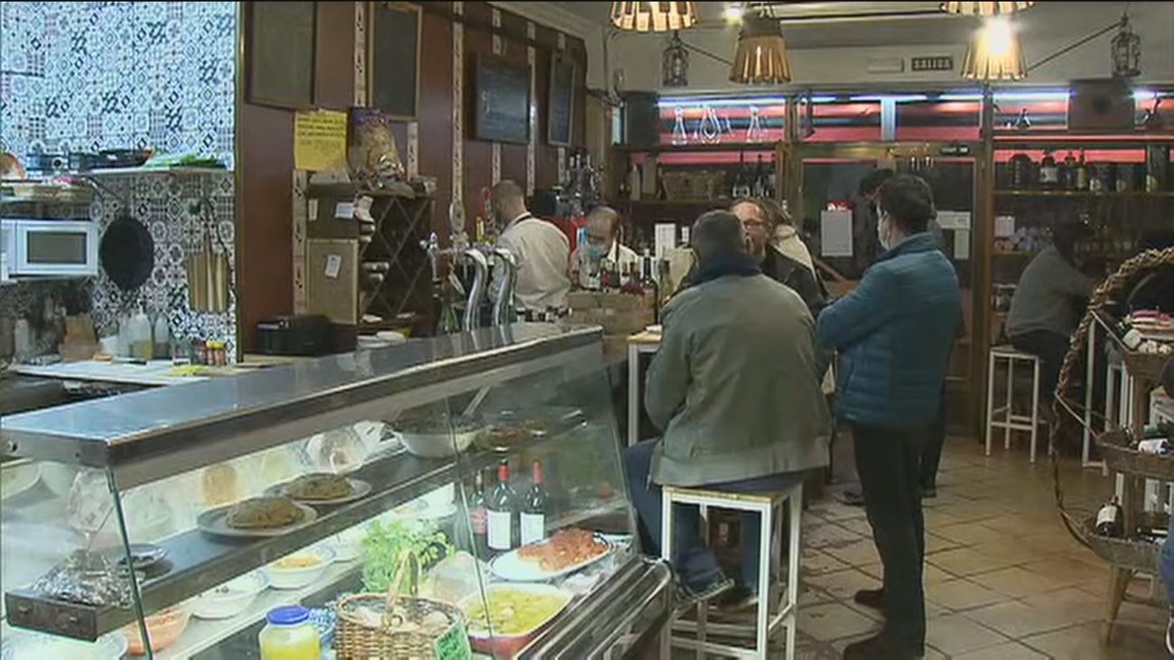 Sanidad estudia cerrar interiores de bares y restaurantes en zonas con una incidencia superior a 150