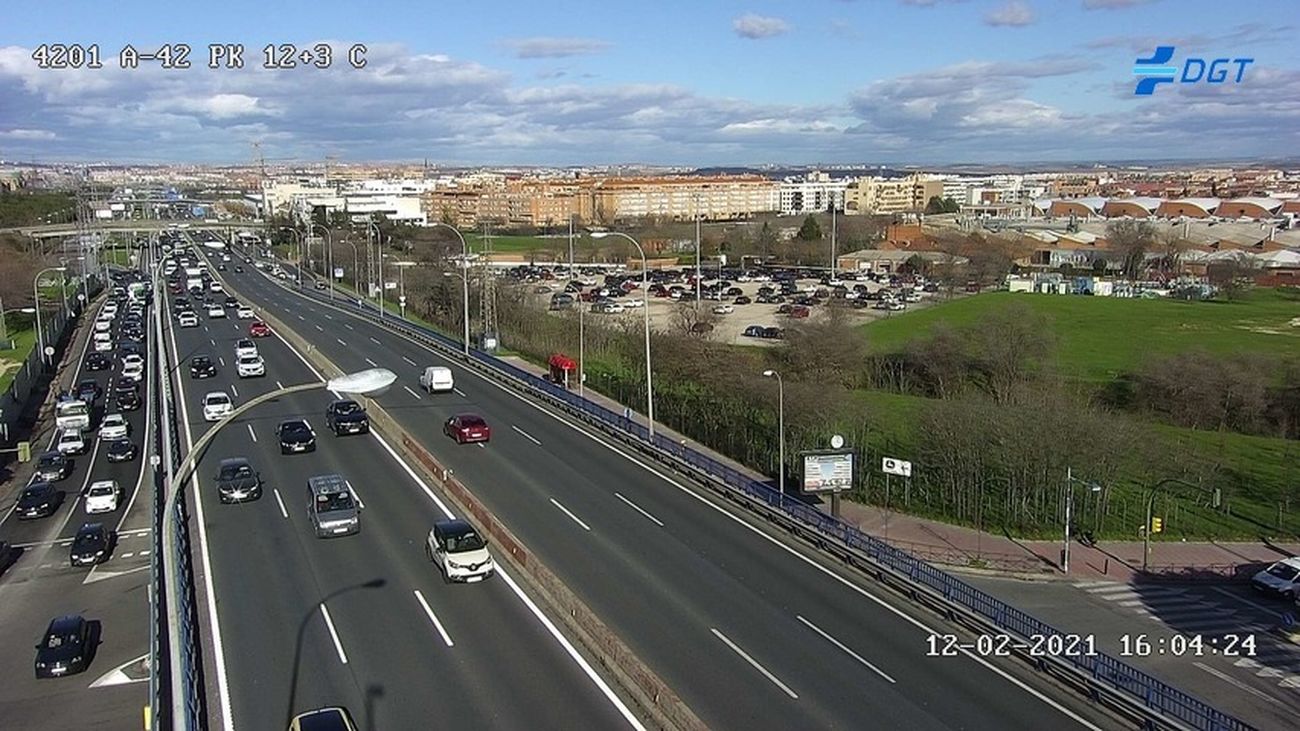 Tarde de viernes con atascos en la A-42 a la altura de Getafe y Parla por unas obras y un accidente