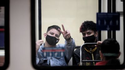 Covid y jóvenes: el año que vivieron peligrosamente