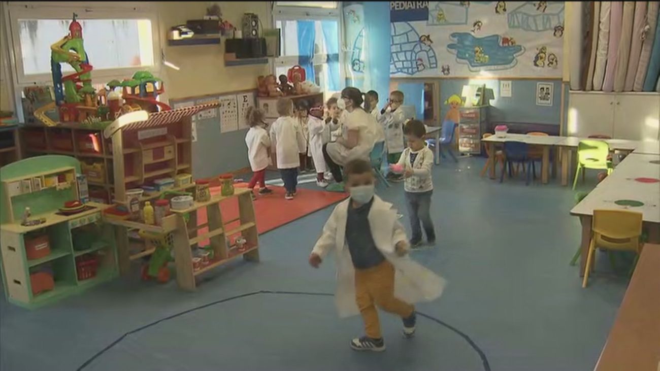 Los 'peques' de una escuela infantil de Fuenlabrada se disfrazan de sanitarios por carnaval