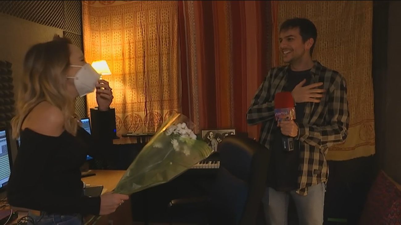 Nuestra reportera Aránzazu le pide matrimonio a su novio Álex en directo