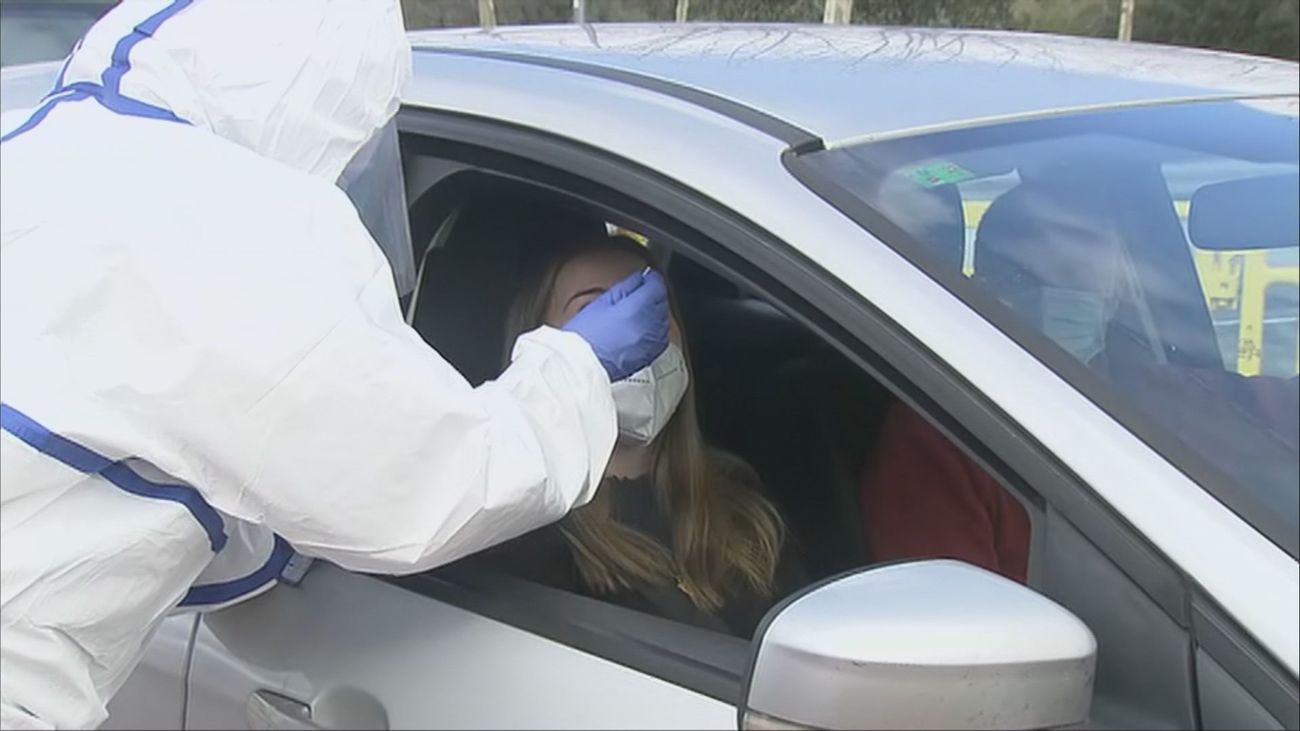 Colmenarejo realiza test de antígenos a jóvenes sin salir del coche