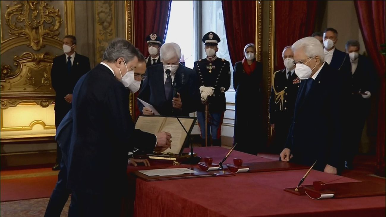 Mario Draghi jura el cargo junto a sus veintitrés ministros para poner fin a la crisis política en Italia