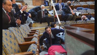 Trump se negó inicialmente a ordenar a los  asaltantes del Capitolio que suspendieran la incursión