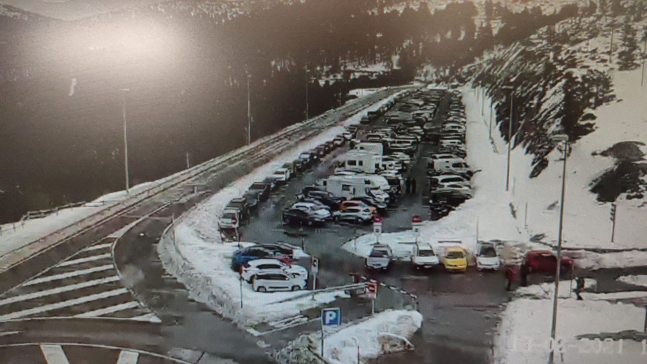 Aparcamiento completo en Navacerrada