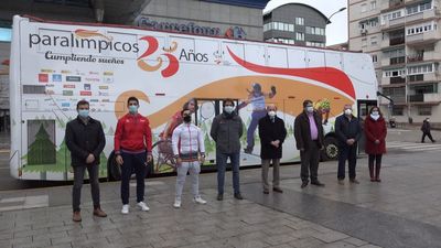 El Bus Paralímpico se suma a la campaña de Fuenlabrada contra la FGTBfobia