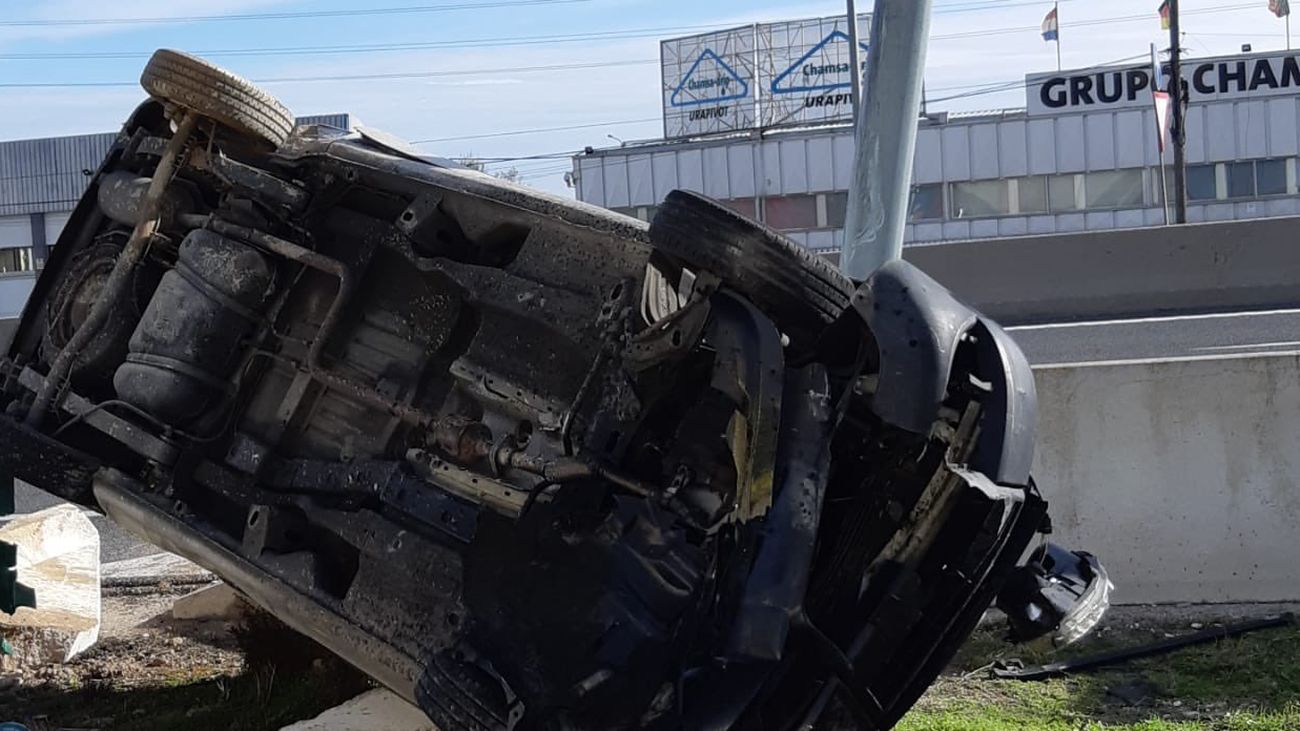Dos personas resultan heridas tras volcar el coche en el que viajaban en  la A-4