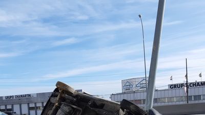 Dos personas resultan heridas tras volcar el coche en el que viajaban en  la A-4