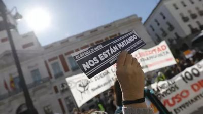 Decenas de personas se reúnen en Callao, pese a la prohibición de la concentración