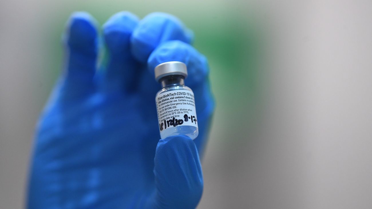 Vial de una vacuna de Pfizer-BioNTech contra la Covid