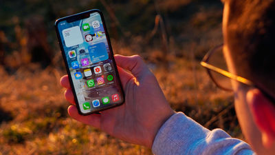 Los adolescentes españoles pasan más tiempo en las redes sociales que en clase