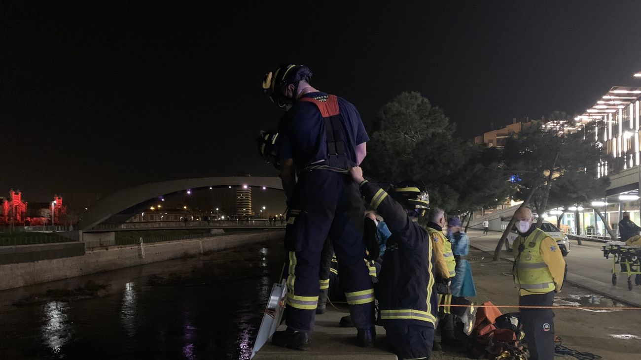 Rescatan a un hombre del rio Manzanares tras caer desde una altura de seis metros