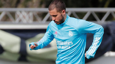 Hazard comienza a tocar balón