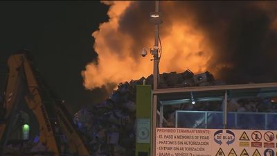 Gran incendio en una chatarrería de Leganés, con una columna de humo visible en muchos puntos de Madrid