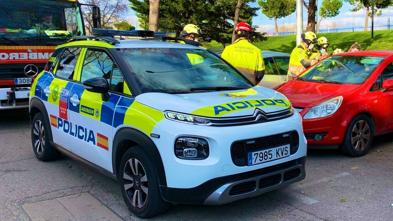 Rescatada una niña de dos años que quedó atrapada en un coche en Alcorcón