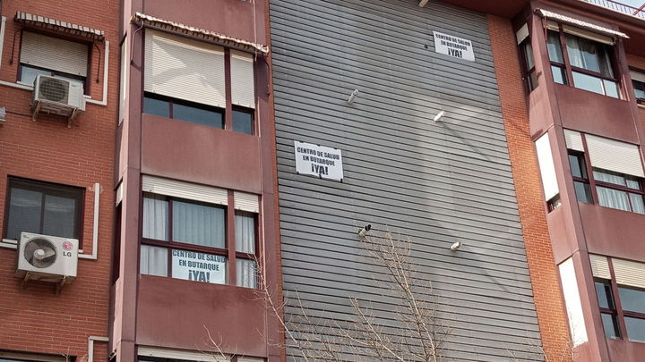 Pancartas en la fachada de un edificio / Telemadrid.es