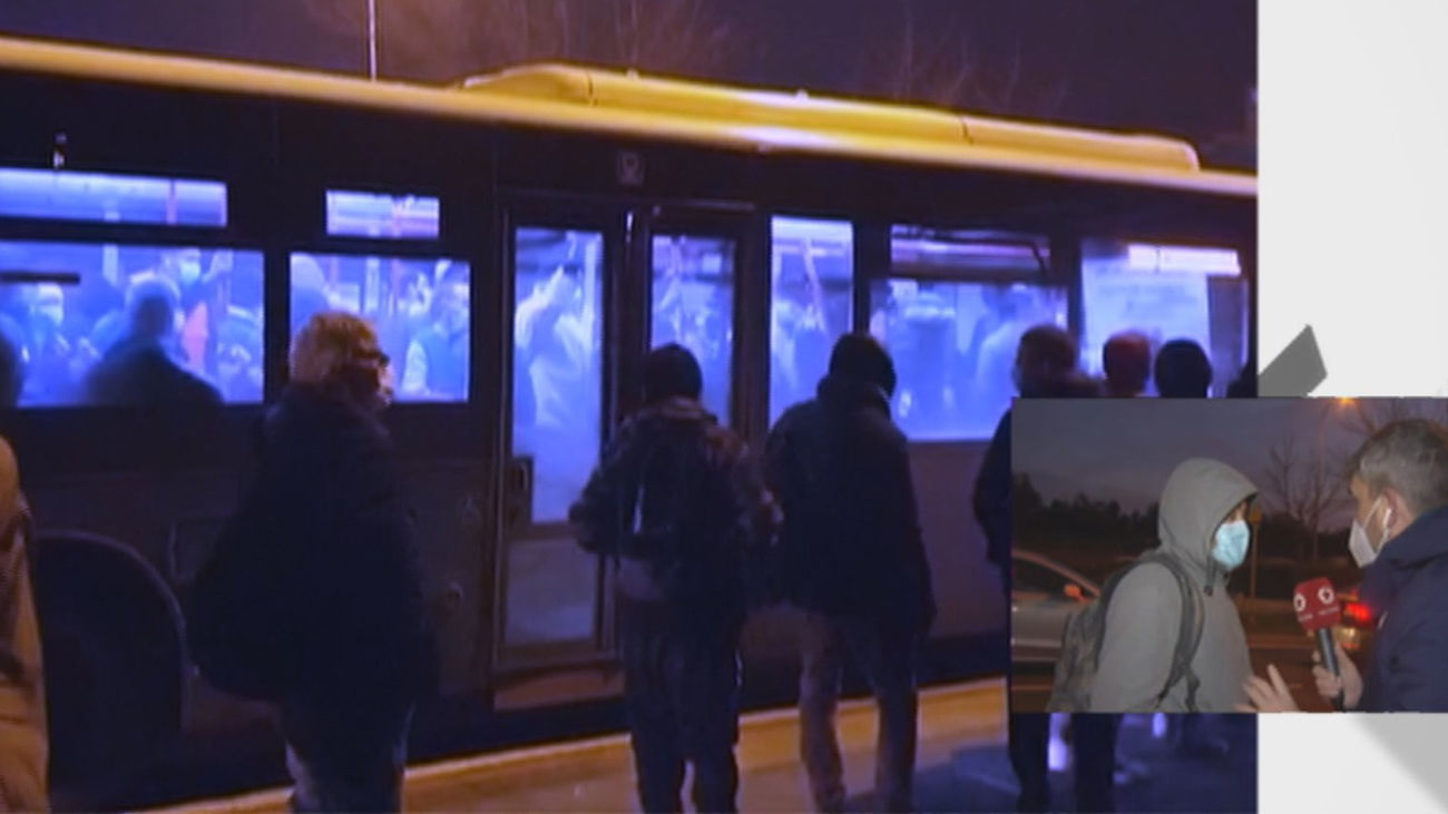 Abarrotados en el trayecto de bus entre Vicálvaro y El Cañaveral