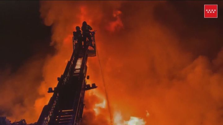Investigan las causas del fuego que ha arrasado una montaña de lavadoras en Leganés