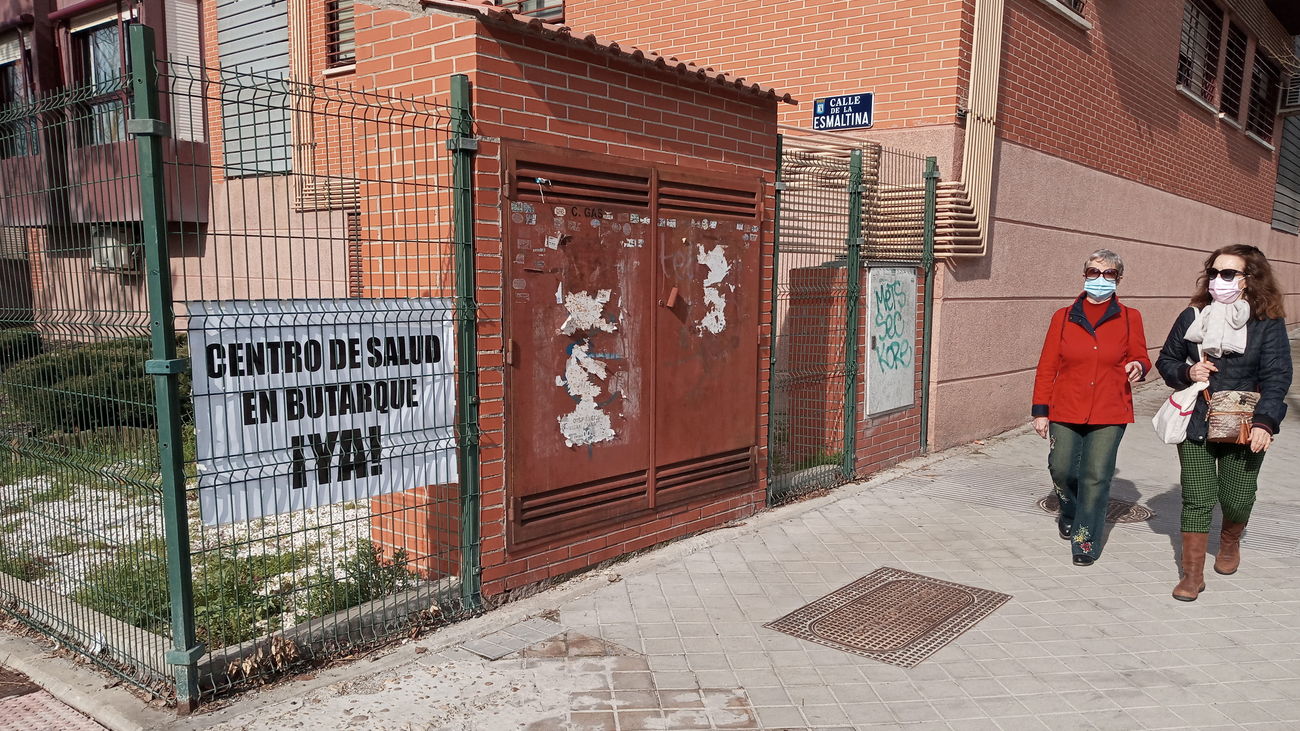 Cartel reclamando el centro de salud en una valla de Butarque