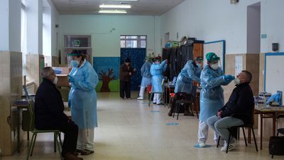 Los casos de Covid en las residencias de Madrid caen más de un 86% con la vacunación