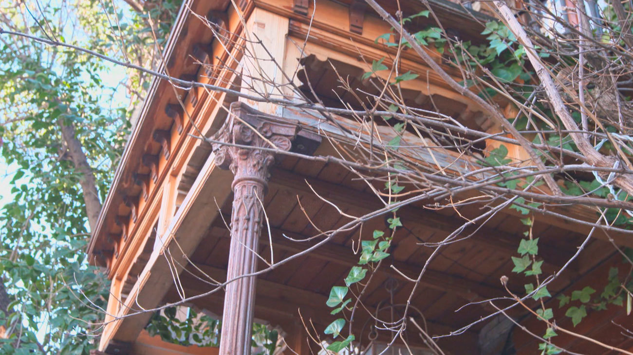 La casa con balcón y patio inglés del 'Madrid moderno'