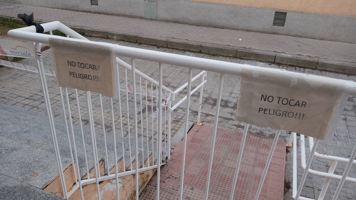 Carteles advierten de la inestabilidad de la barandilla / Telemadrid.es